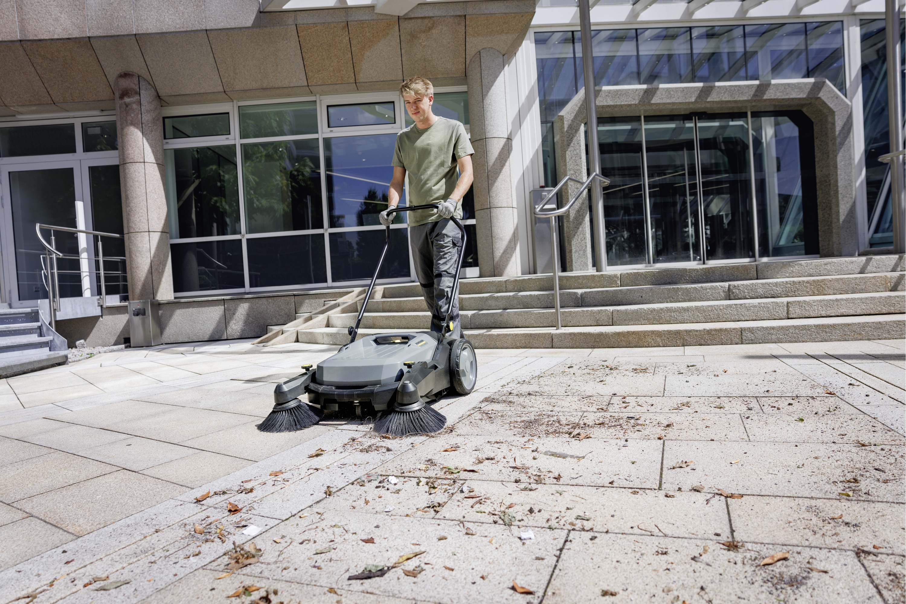 Kehrmaschine KM 70/20 C Adv. – effizientes Reinigungssystem KM 70/20 C Adv. Kehrmaschine für gründliche Reinigung von Gehwegen, Straßen und Betriebsflächen, mit komfortabler Bedienung und hoher Kehrleistung.