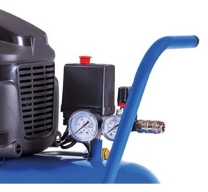 Kolbenkompressor WORKER 24 W – kompakter Druckluftkompressor für Werkstatt und Heimgebrauch Abbildung des Kolbenkompressors WORKER 24 W in kompakter Bauweise mit Kessel, Griff und Rädern, ideal für den mobilen Einsatz in Werkstatt und Zuhause.