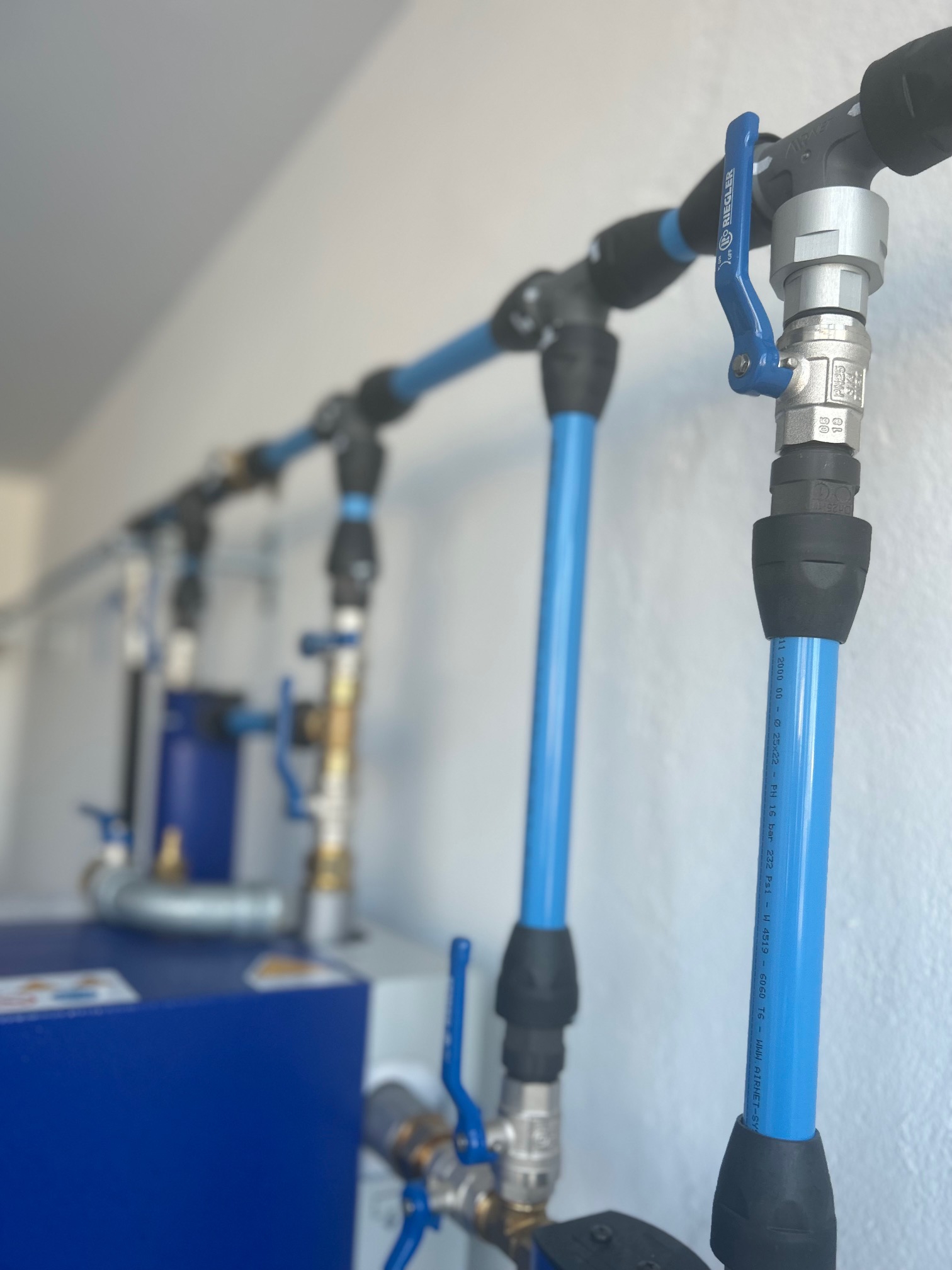 Kugelhahn – zuverlässiges Absperrventil für Rohrleitungen Abbildung eines Kugelhahns, eines Ventils mit drehbarer Kugel zur Steuerung des Durchflusses in Rohrleitungen, ideal für Wasser-, Gas- oder Druckluftsysteme.